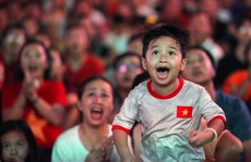 Hàng ngàn CĐV “nổ tung” cảm xúc khi Việt Nam ghi bàn hạ Thái Lan