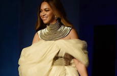 Siêu sao Beyonce mặc đầm của nhà thiết kế trẻ Việt