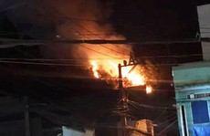 Trắng đêm dập lửa trong đám cháy giữa nội thành Quy Nhơn