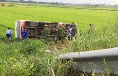 Xe buýt lao xuống ruộng lật nghiêng, 1 người chết nhiều người bị thương
