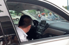 TP HCM: 2 người lái xe sang cố thủ nhiều giờ khi bị CSGT kiểm tra