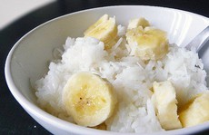 Có một thời tuổi thơ ăn cơm với đường, tóp mỡ và cả hoa quả, có ai đã từng?