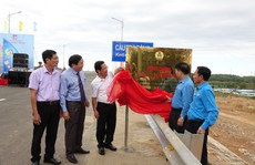 QUẢNG NGÃI: Gắn biển công trình mừng ngày thành lập Công đoàn Việt Nam