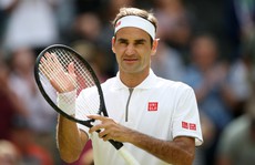 Federer khiến 'Fan' thót tim trong ngày xuất quân Wimbledon 2019