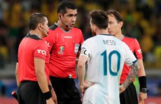 Bức xúc vì thua Brazil, Messi miệt thị trọng tài là 'bò đực'