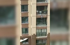 Rơi từ tầng 6 tòa nhà, bé trai 3 tuổi may mắn được cứu sống