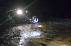 Bị nước lũ cuốn trong đêm mưa do bão số 2, người đàn ông bám vào ngọn tre cầu cứu