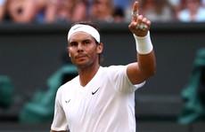 Clip Nadal bật cười vì cú giao bóng 'quái' của Kyrgios
