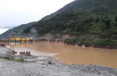 Thủy điện xả lũ bất ngờ lúc rạng sáng, 50 nhà dân ngập úng