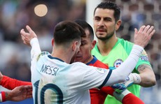 Messi dính thẻ đỏ oan ức, Copa America dậy sóng trận tranh HCĐ