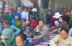 Đà Nẵng: Hàng chục người dân lại tiếp tục dựng lều chặn xe chở rác
