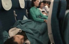 Tiếp viên chia sẻ về giây phút ngồi ôm nữ hành khách bị ngất trên máy bay