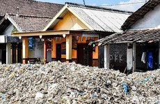 Rác thải “nuốt chửng” ngôi làng ở Indonesia