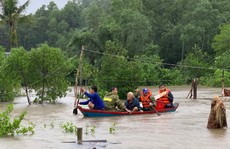 Công an vất vả giúp dân chống chọi với trận lụt lịch sử ở Phú Quốc