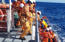 Tàu cá bị chìm ở vùng biển Hoàng Sa, 6 thuyền viên hoảng loạn trên thúng chai
