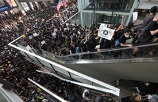 Hàng ngàn người biểu tình chiếm nhà ga sân bay quốc tế Hồng Kông