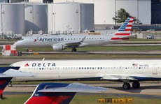 Delta Airlines bay với 1 hành khách, American Airlines bị tố bỏ bê nhóm trẻ em