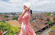 Hoa hậu hoàn vũ Pia Wurtzbach mặc áo dài duyên dáng ở Hội An