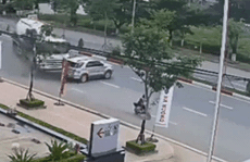 Video: Người phụ nữ thoát chết thần kỳ khi xe đầu kéo chồm tới