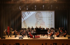 Hai thần đồng piano biểu diễn ra mắt Nhà hát Truyền hình ĐH Văn Lang