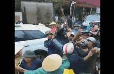 Vụ dân vây côn đồ đập phá cổng làng: Triệu tập 11 người và mời chủ xe sang Lexus 570