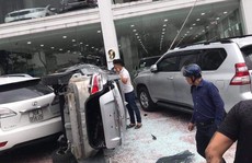 Xe Vios bất ngờ lao từ tầng 2 showroom xuống đất, rơi trúng xe Toyota Prado