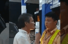 [Video] Tài xế say xỉn đi xe biển xanh tát, lăng mạ CSGT vì bị nhắc nhở tiểu bậy