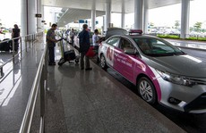 Để không tự biến mình thành 'gà quay' cho taxi dù sân bay Nội Bài