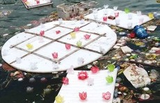 Xôn xao vụ 30.000 hoa đăng thả xuống vịnh Lan Hạ gây ô nhiễm