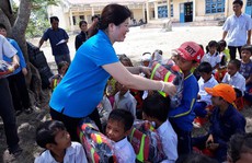 Gia Lai: 500 cặp phao cứu sinh cho học sinh khó khăn