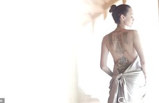Angelina Jolie khoe lưng trần chi chít hình xăm