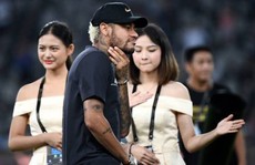 Neymar bị đồng đội 'tẩy chay' ở lễ nhận Siêu cúp Pháp