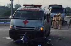 Đà Nẵng: Xe cứu thương chở quan tài tông xe máy, 2 người nguy kịch