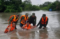 Cứu 3 người dân thoát chết khi mắc kẹt trong dòng nước lũ
