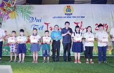 Tây Ninh: Trao học bổng cho con công nhân học giỏi