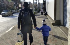 Kiện công ty gây phiền nhiễu sau khi nghỉ phép làm cha