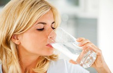 Điều gì xảy ra nếu uống quá nhiều nước hàng ngày?