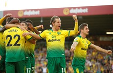 Man United thắng thót tim, Man City gục ngã trước tân binh Norwich