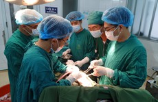 Chồng cầm dao đâm thấu ngực vợ trẻ tại nhà mẹ vợ