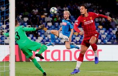 Hàng thủ 'tạo phản', Liverpool đại bại tại Napoli