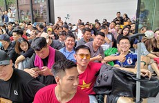 Người Việt xếp hàng trước 1 ngày ở Singapore chờ mở bán iPhone 11