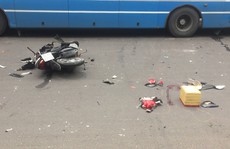 Cô gái vừa hô cướp vừa lao xe trên đường rồi bất ngờ tông thẳng vào xe buýt