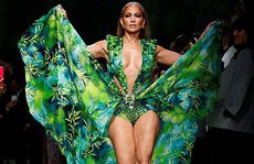 Jennifer Lopez hở “tứ bề” trên sàn catwalk