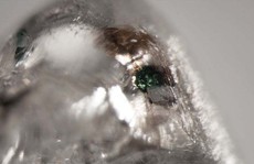 Phát hiện chất chưa từng thấy trên trái đất trong viên kim cương 12 mặt