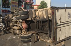 Hiện trường ngổn ngang xe tải ủi xe máy trên cầu vượt Cây Gõ