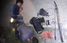 Mang kiếm đi trộm chó, 2 thanh niên bị người dân vây đánh nhập viện, đốt xe máy