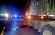 Va chạm với xe đầu kéo, 2 người đi trên xe máy tử vong