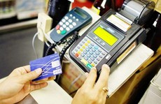 Nhân viên nhà hàng dùng thẻ tín dụng của khách để mua hàng online