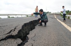Đường 250 tỷ vừa hoàn thành đã tan nát sau trận mưa