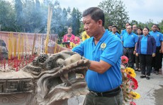 LĐLĐ TP HCM  dâng hương Đài tưởng niệm Nghĩa trang Hàng Dương